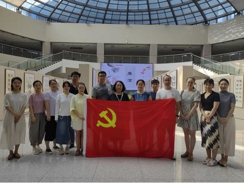 丹青扬正气 美术学院党委组织教师参观廉洁文化书画作品展