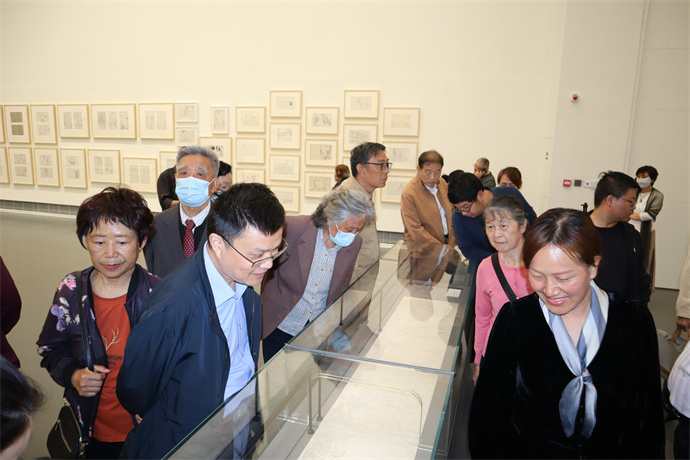 丹青润侨 走进名家--崇川区和平桥街道侨胞之家组织归侨侨眷参观袁运生艺术展